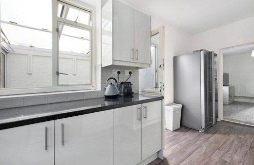Ashford House | Heathrow Living Stanwell: Family-Friendly 5-Bedroom Retreat