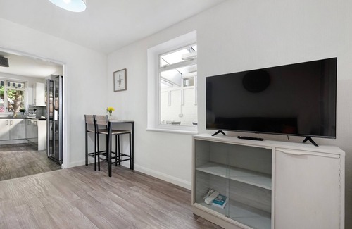 Ashford House | Heathrow Living Stanwell: Family-Friendly 5-Bedroom Retreat