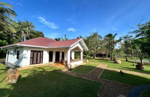 Yattapatha Villa | Serene Retreat at Heaven By The Lake with Ocean Views