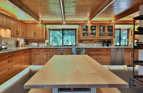 Leavenworth House | Heaven Can Wait Lodge - Private Riverfront Retreat with Views