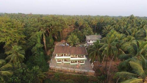 Sernabatim Bed & Breakfast | Relaxing Stay at Heaven Goa Guesthouse with Oceanfront Views