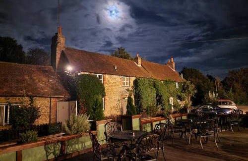 Godalming House | Pet-Friendly Getaway at The Squirrel with Breakfast Included