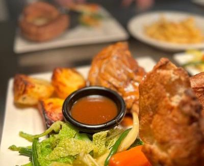 Godalming House | Pet-Friendly Getaway at The Squirrel with Breakfast Included