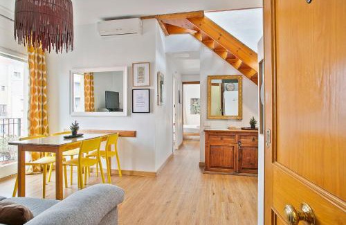 Gothic Quarter Apartment | Idyllic Getaway at Las Ramblas with Garden Retreat
