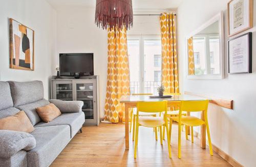 Gothic Quarter Apartment | Idyllic Getaway at Las Ramblas with Garden Retreat