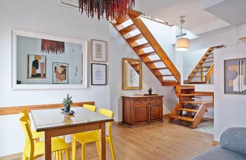 Gothic Quarter Apartment | Idyllic Getaway at Las Ramblas with Garden Retreat