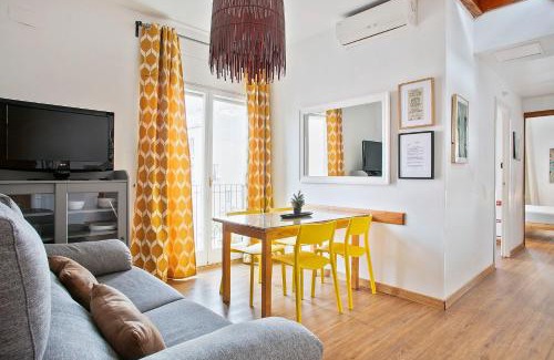 Gothic Quarter Apartment | Idyllic Getaway at Las Ramblas with Garden Retreat
