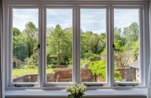 Sudbury Apartment | Tranquil 16th Century Cottage with Breakfast in Rural Village