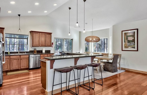 Bijou Park House | Spacious Retreat with Pool, Lake View & Hot Tub - Sleeps 10