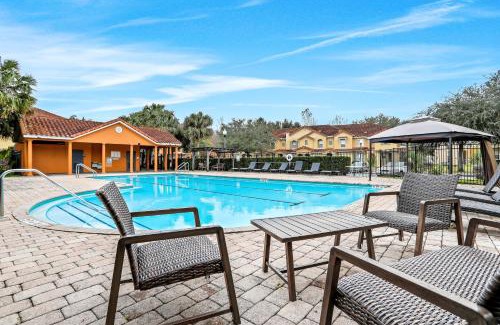 Crestwynd Bay House | Relaxing Retreat at Heavenly Oasis - Pet Friendly & Poolside