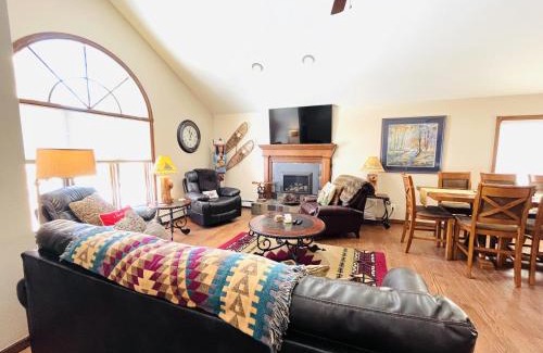 Carriage Hills House | Relax at Heavenly Pines: Family-Friendly Retreat with Hot Tub