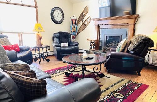 Carriage Hills House | Relax at Heavenly Pines: Family-Friendly Retreat with Hot Tub