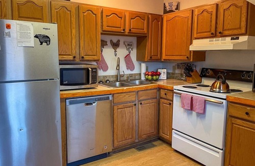 Chalet Village Cabin | Relaxing Bear-Themed Cabin with Hot Tub Near Gatlinburg