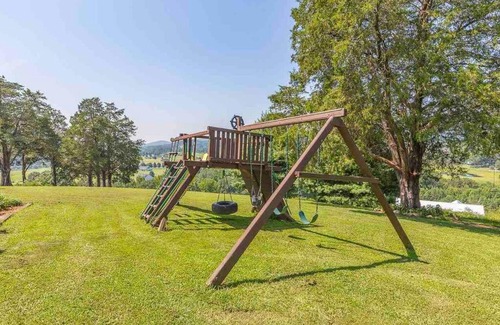 Dunlap House | Heaven’s View Lodge: Pool, Pet Friendly & Family Fun