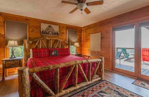 Dunlap House | Heaven’s View Lodge: Pool, Pet Friendly & Family Fun