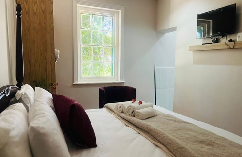 Uitenhage House | Budget-Friendly HEBA GUESTLODGE with Family Amenities