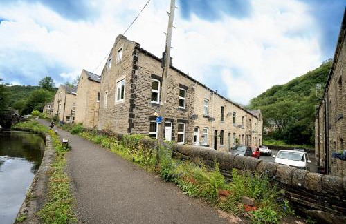 Mytholm House | Pet-Friendly Cambridge Mews in Central Hebden Bridge