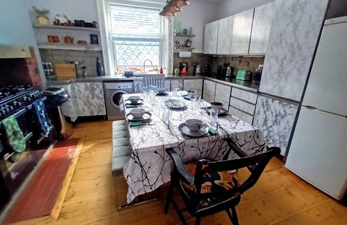 Wadsworth Apartment | Comfortable 4 Bedroom Townhouse in Hebden's Heart
