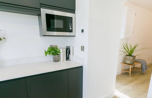 Cylch-Y-Garn Cottage | Hebog: Cozy Coastal Retreat for Two with Pet-Friendly Amenities
