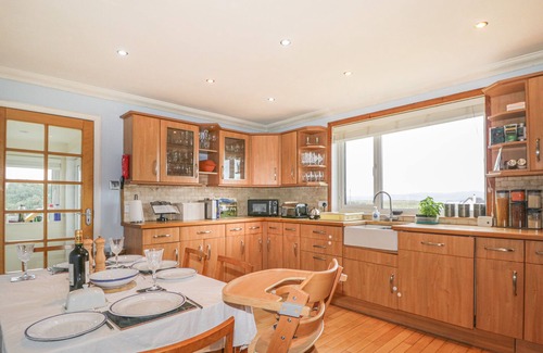Hallin House | Cozy Hebridean View: Pet-Friendly Retreat with Open Fire