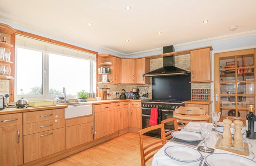 Hallin House | Cozy Hebridean View: Pet-Friendly Retreat with Open Fire