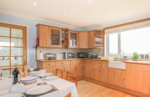 Hallin House | Cozy Hebridean View: Pet-Friendly Retreat with Open Fire