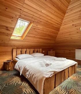 Casoca Ski Chalet | Relax at Hecaș Villas with Hot Tub and Breakfast Included
