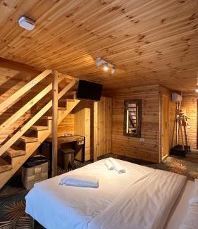 Casoca Ski Chalet | Relax at Hecaș Villas with Hot Tub and Breakfast Included