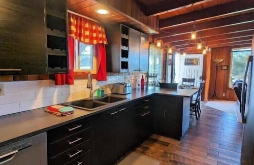 Florence House | Beachfront Heceta Bungalow with Ocean Views & Breakfast