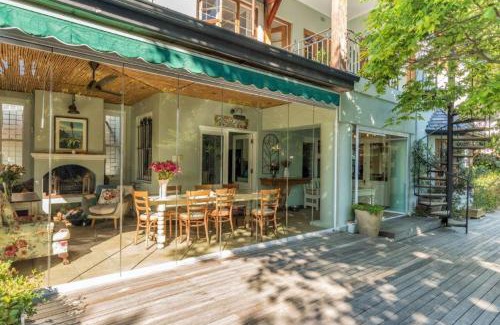 Rondebosch House | Cozy Hedge House Guest House with Oceanfront Views & More