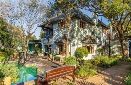 Rondebosch House | Cozy Hedge House Guest House with Oceanfront Views & More