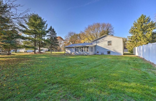 Granger House | Ideal Granger Hedge House with Sunroom and Yard Games