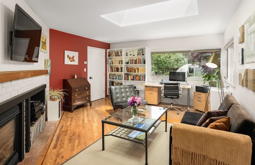Ganges House | Quaint Hedgerow Cottage B & B Near Ganges Village Waterfront