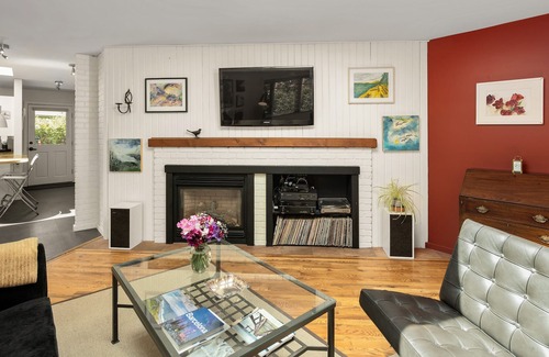 Ganges House | Quaint Hedgerow Cottage B & B Near Ganges Village Waterfront