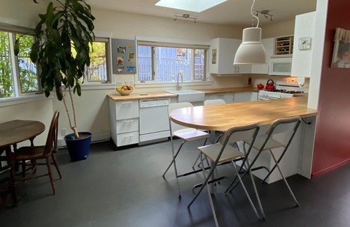 Ganges House | Quaint Hedgerow Cottage B & B Near Ganges Village Waterfront