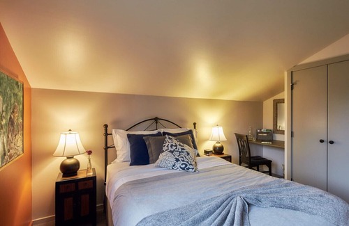 Ganges Bed & Breakfast | Explore Hedgerow House: Gulf Island Inn with Spa & Kitchen