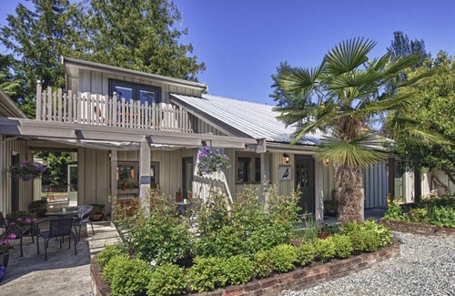 Ganges Bed & Breakfast | Explore Hedgerow House: Gulf Island Inn with Spa & Kitchen