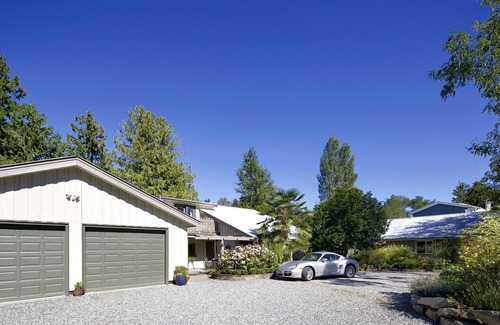 Ganges Bed & Breakfast | Explore Hedgerow House: Gulf Island Inn with Spa & Kitchen