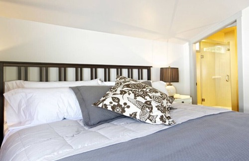 Ganges Bed & Breakfast | Experience Hedgerow House Inn: Balcony Room & Spa Retreat
