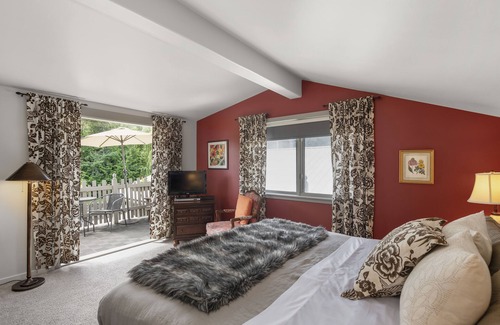 Ganges Bed & Breakfast | Experience Hedgerow House Inn: Balcony Room & Spa Retreat