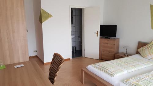 Schramberg Hotel | Hefterwaldstüble: Pet-Friendly Retreat with Family Dining