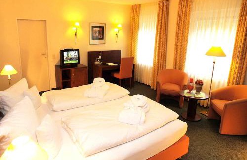 Telgte Hotel | Pet Friendly Heidehotel Waldhütte with Breakfast & Kitchen