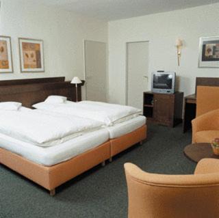 Telgte Hotel | Pet Friendly Heidehotel Waldhütte with Breakfast & Kitchen