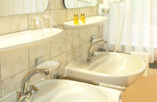 Telgte Hotel | Pet Friendly Heidehotel Waldhütte with Breakfast & Kitchen
