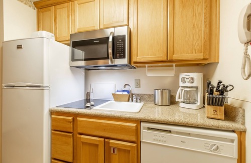 June Lake Condo | Relaxing Stay at Heidelberg Inn with Pool and Spa Access