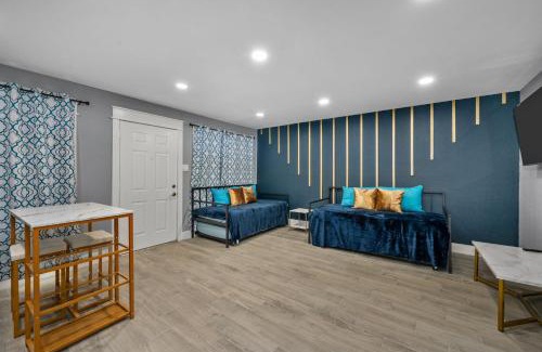 Houston Heights Apartment | Heights 1BR Chic Apt with King Bed & Pool