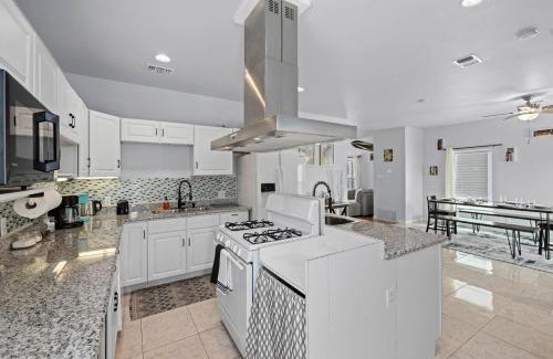 Greater Heights Apartment | Heights Apt Nr Downtown Terrace Yard Desk Wifi