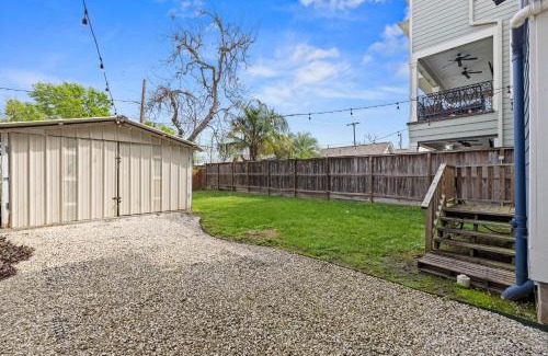 Greater Heights Apartment | Heights Apt Nr Downtown Terrace Yard Desk Wifi