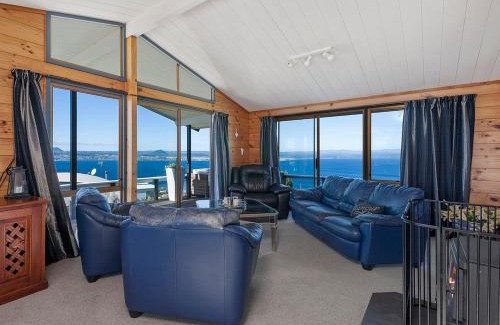 Acacia Bay House | Relax at Heights Haven - Acacia Bay Family Retreat