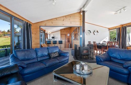 Acacia Bay House | Relax at Heights Haven - Acacia Bay Family Retreat